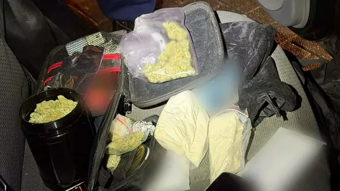 Egy halom kábítószerrel a hátsó ülésén bukott le egy drogos