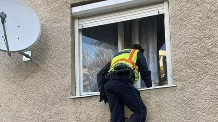 Ablakon bemászva mentettek életet a rendőrök