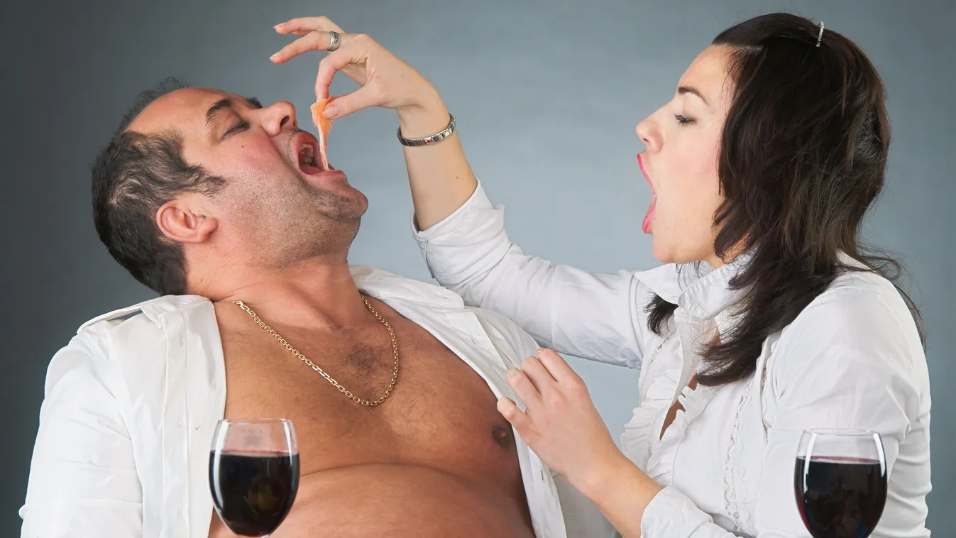 Súlyfelesleggel küzdő férfit etető feleség