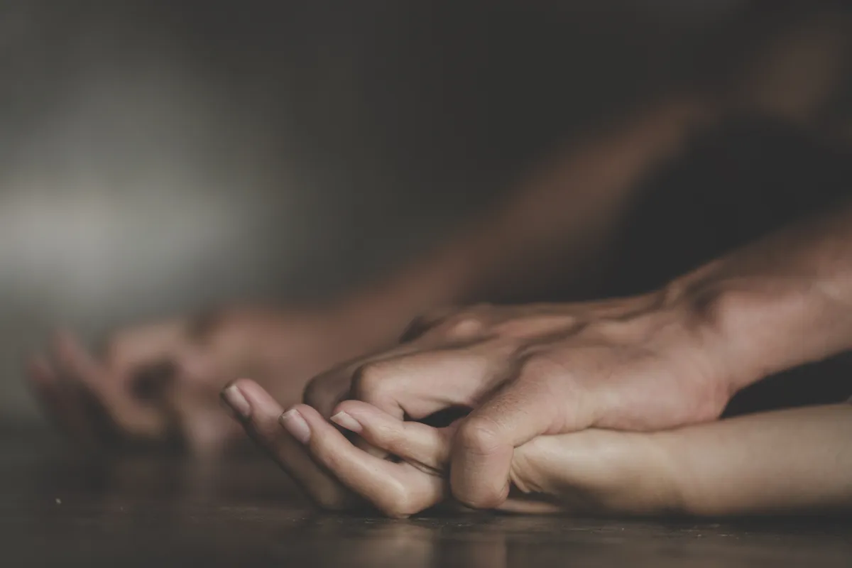 Összefonódó kezek a szeretkezés hatása közben