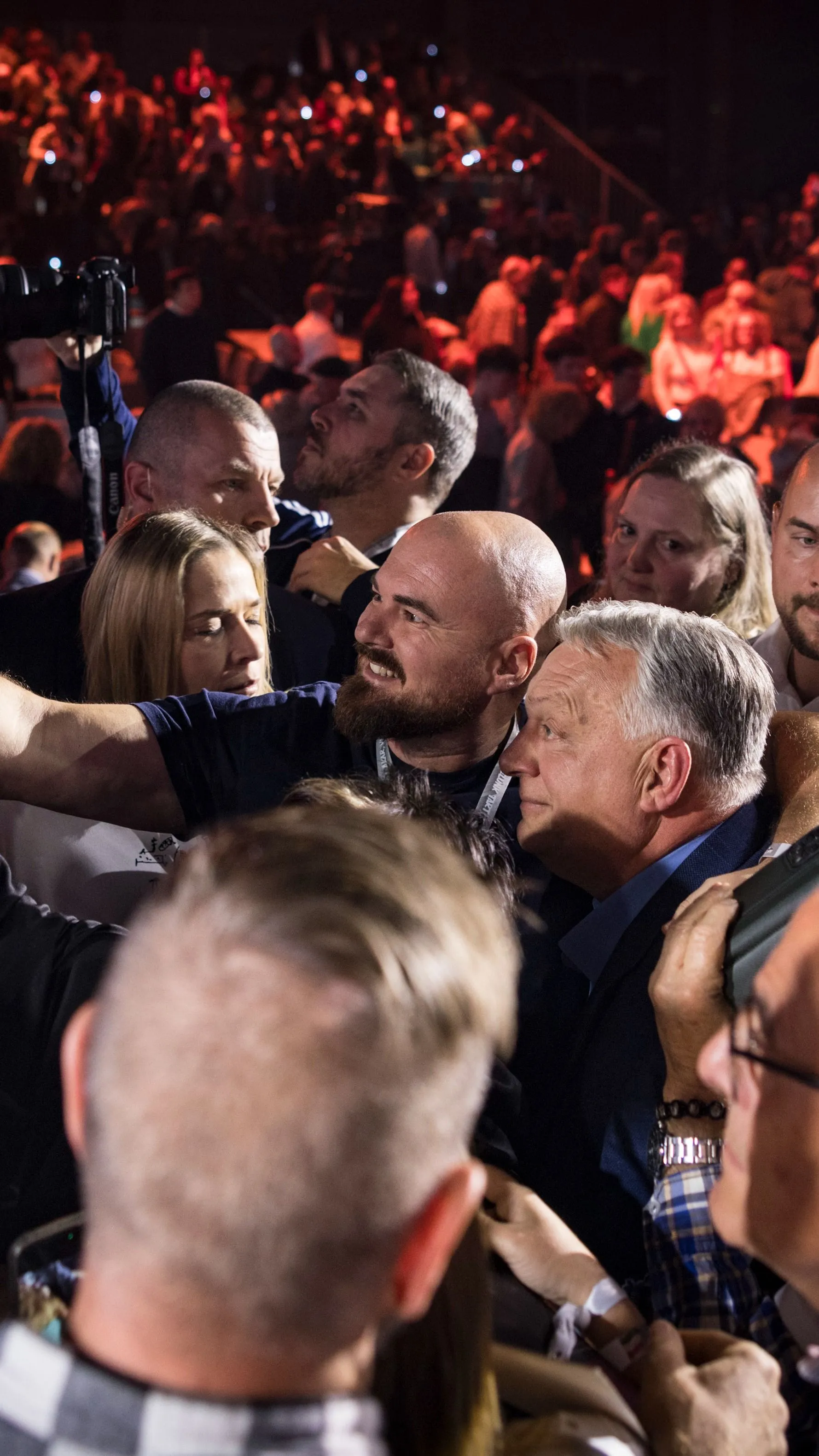 Szelfigyűrűben ragadt Orbán Viktor a Háborúellenes Gyűlés végén