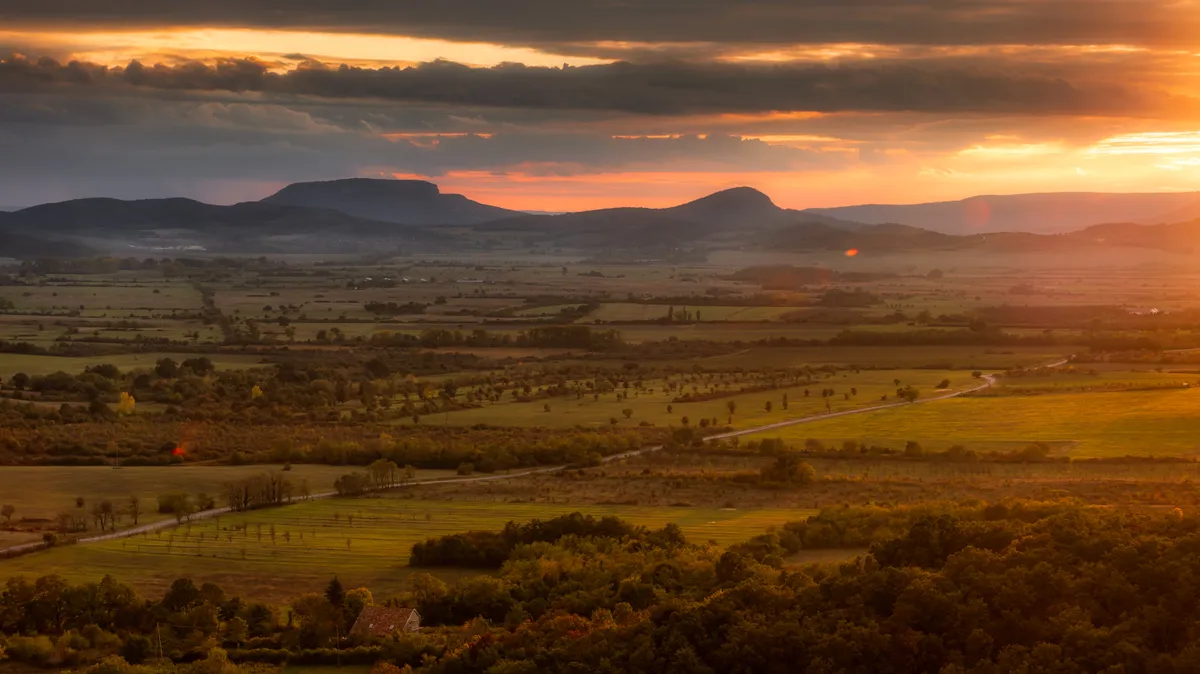 A Káli-medence késő őszi naplemente idején.