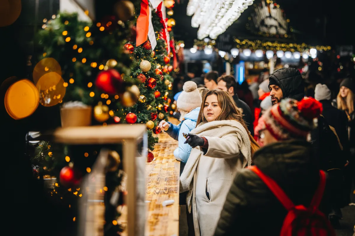 A hétvégi programajánló a most nyíló Vörösmarty téri karácsonyi vásárba is invitál
