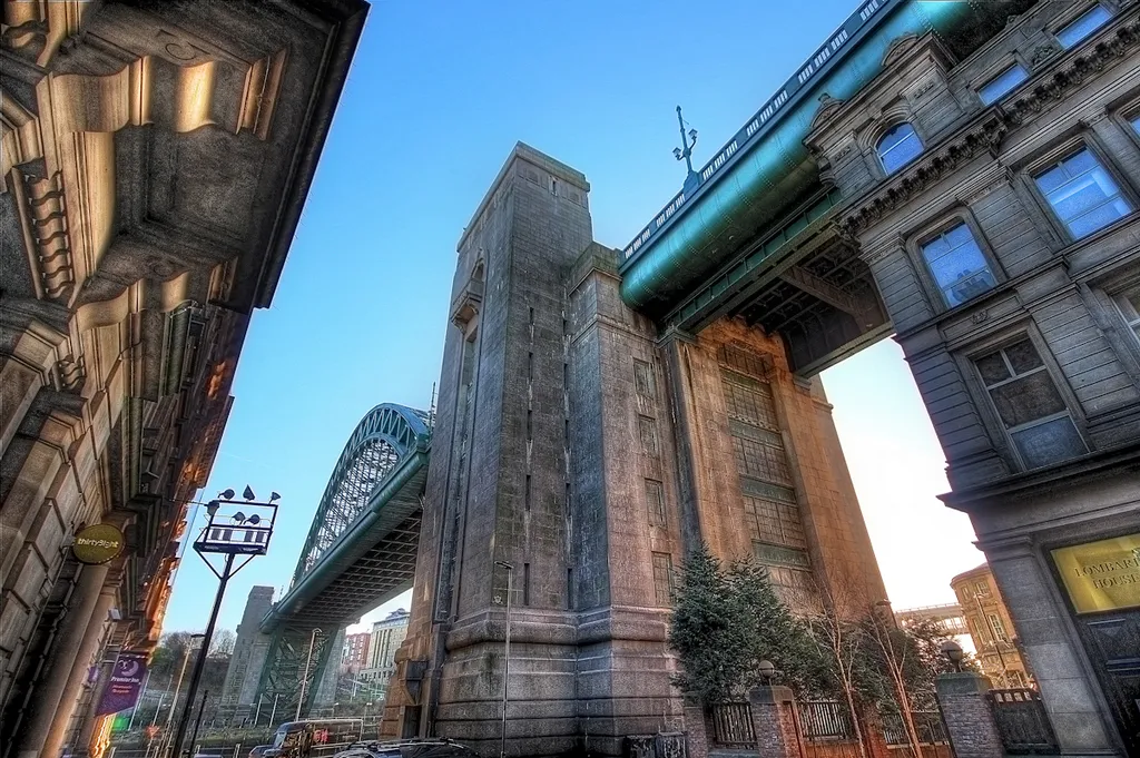 A robosztus Tyne-híd Newcastle upon Tyne-t és a szemben fekvő Gateshead-et köti össze.