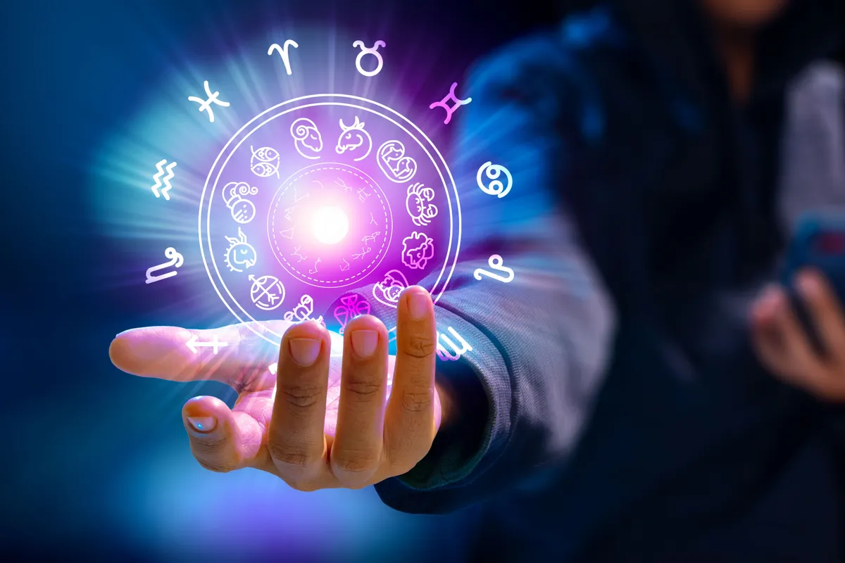 A horoszkóp csillagjegyei egy kézben