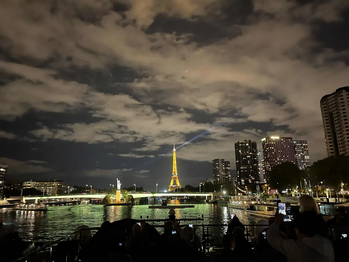 Párizs éjszakai kivilágítasban egy folyami hajóról