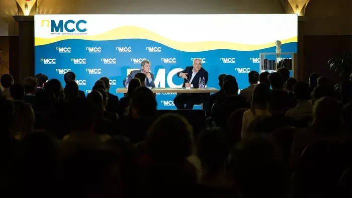 Ezt nem láttuk jönni: Orbán Viktor visszaült az iskolapadba