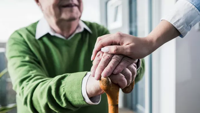 Megható: így segíti 100 éves szomszédját egy fiatal