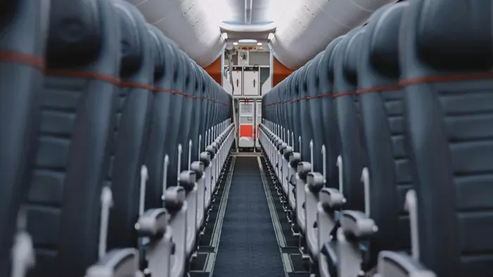 Több száz járatot töröltek a forgalmas repülőterekről