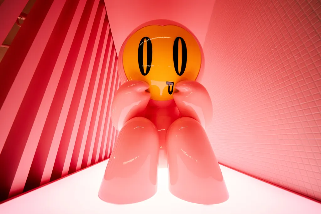 A Budapesti Dorottya utcában található pop-art nyilvános mosdó