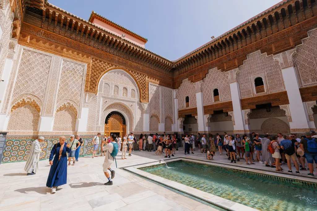 Az 1564-65-ben épült, ódon Ben Youssef medresze, amely a szomszédos mecsetről kapta a nevét.