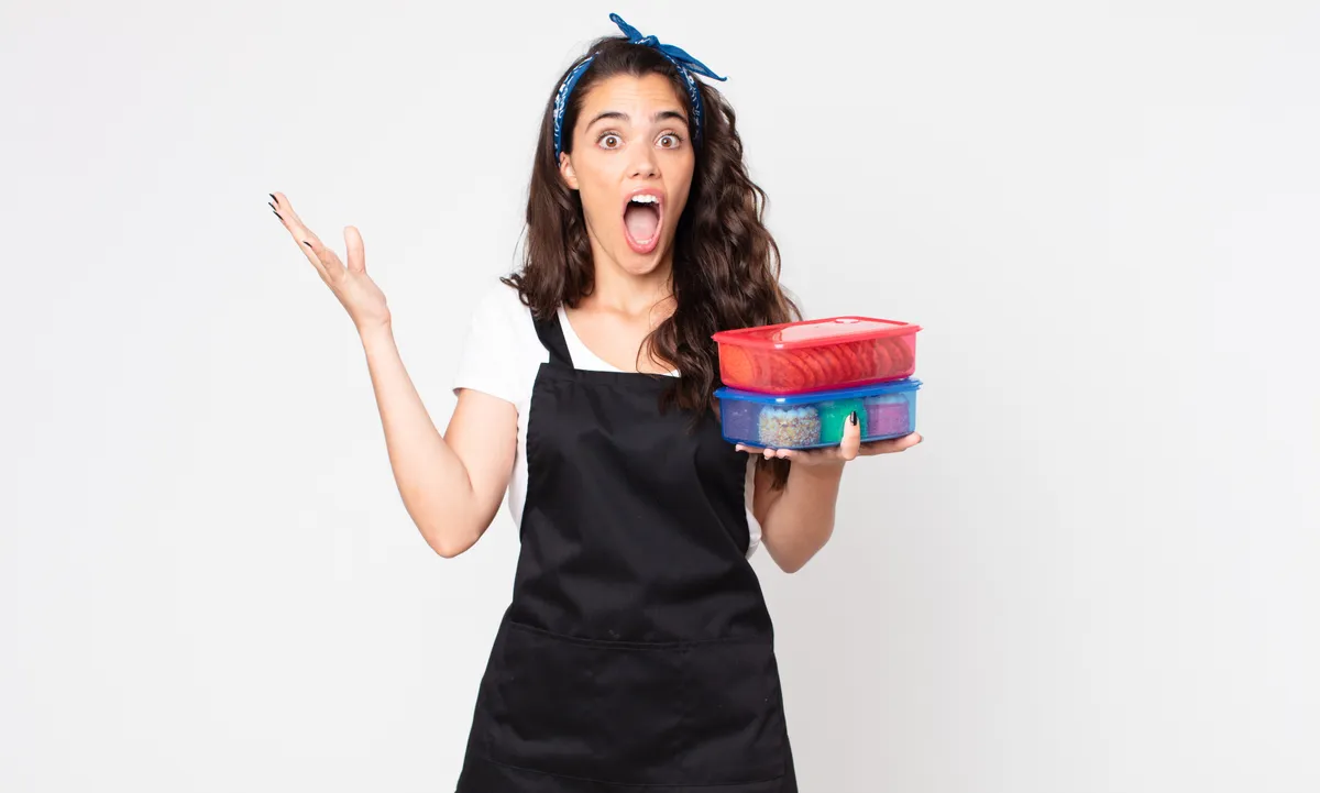 Egy nő megíjed a mikroműanyagoktól amik az ételbe szivároghatnak