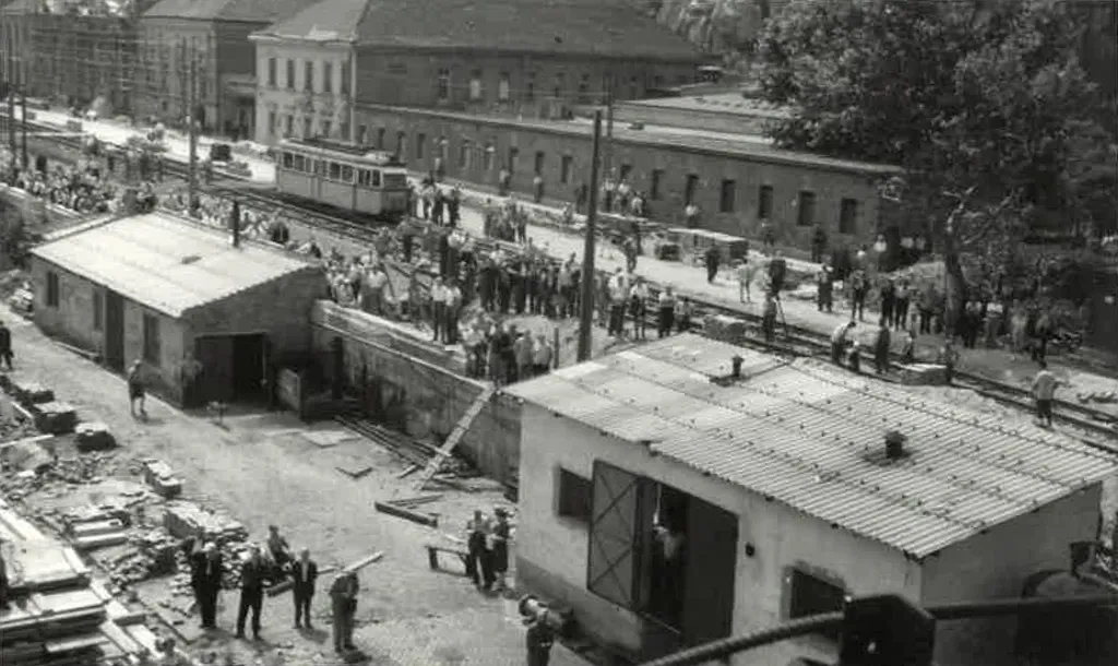 Felvonulási építmények a Rudas Gyógyfürdő előtt az Erzsébet híd újjáépítésekor