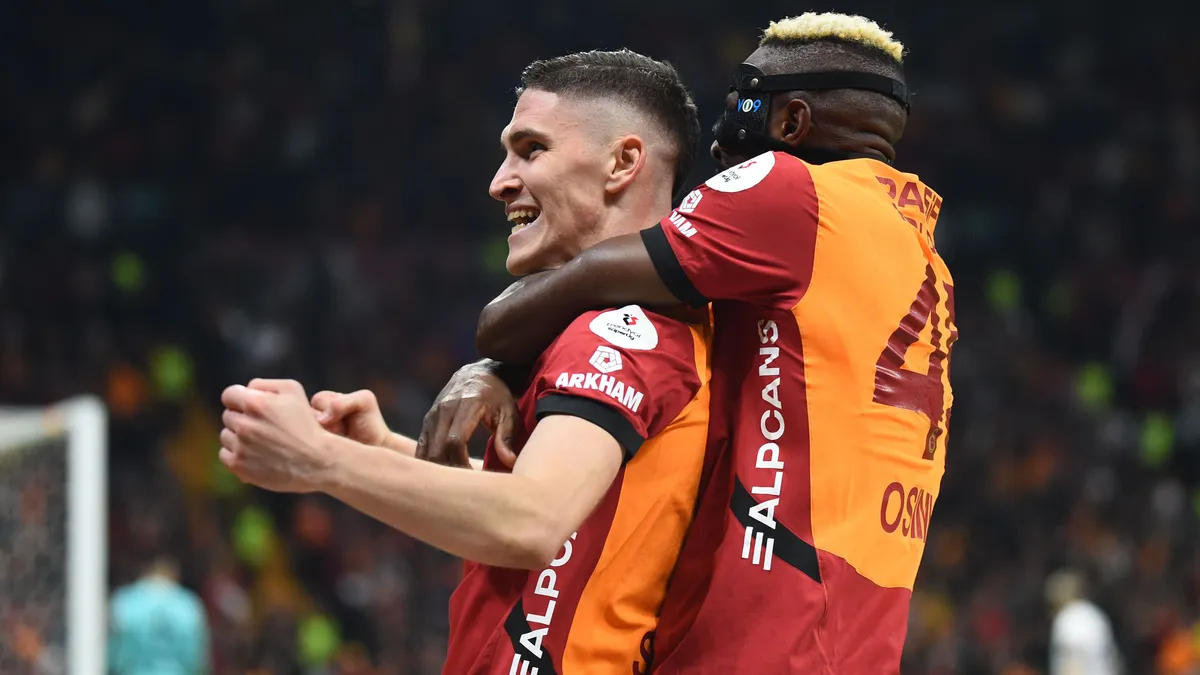 Sallai Roland (balra) a legendás edző szerint még Osimhennél is jobban hiányozhat a fontos meccsek előtt álló Galatasaraynak