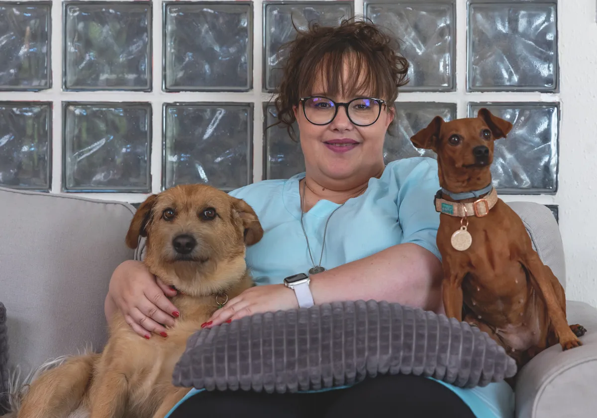 Balázs Andi kiskutyái és párja társaságában a legboldogabb.