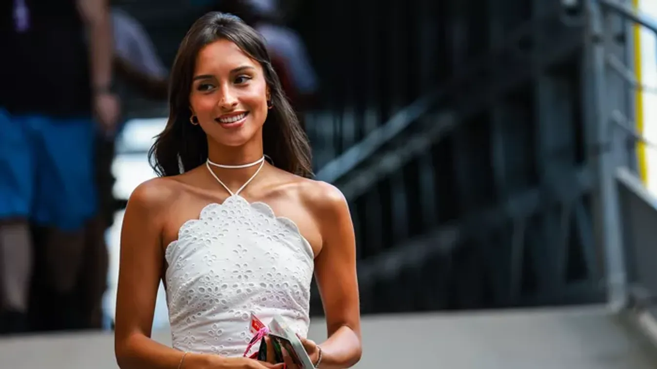 Egzotikus szépség, bikiniben pózol Charles Leclerc menyasszonya