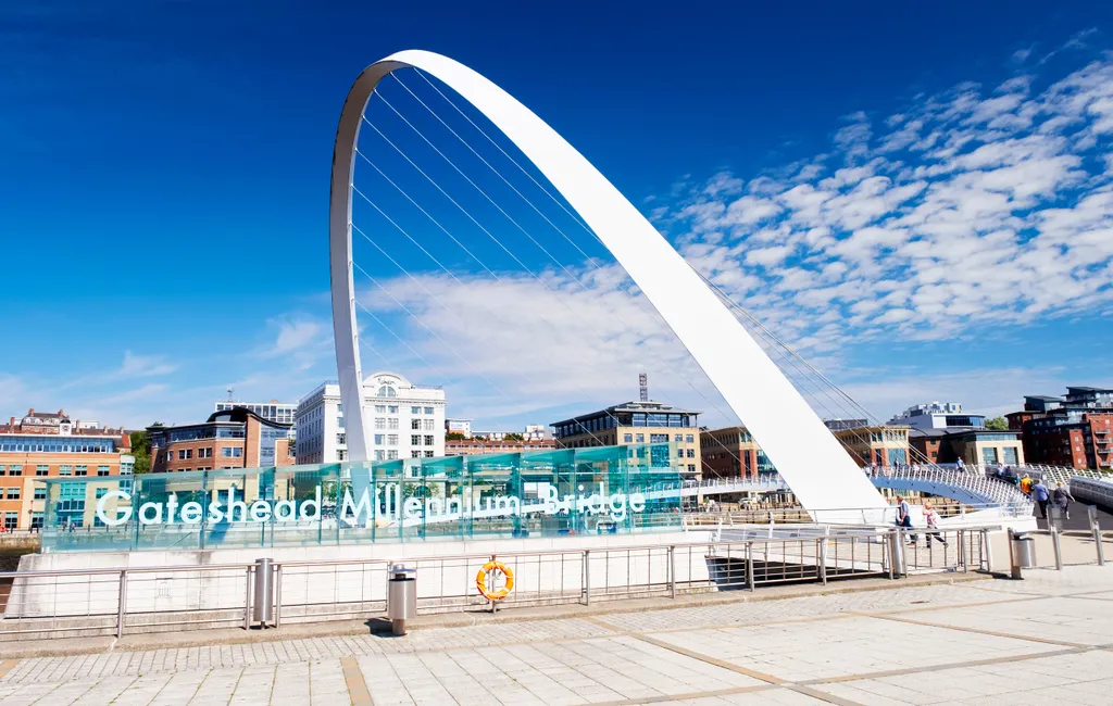 Newcastle egyik legújabb hídja, a Gateshead Millennium Bridge, amelyen gyalogosan vagy kerékpáron lehet csak közlekedni.

