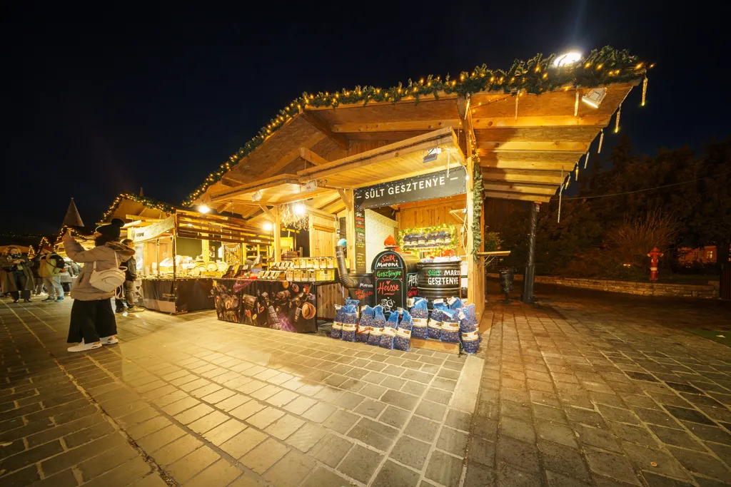 A Budai Várnegyed karácsonyi vására kisebb, de hangulatosabb, mint a pesti oldal vásárai.