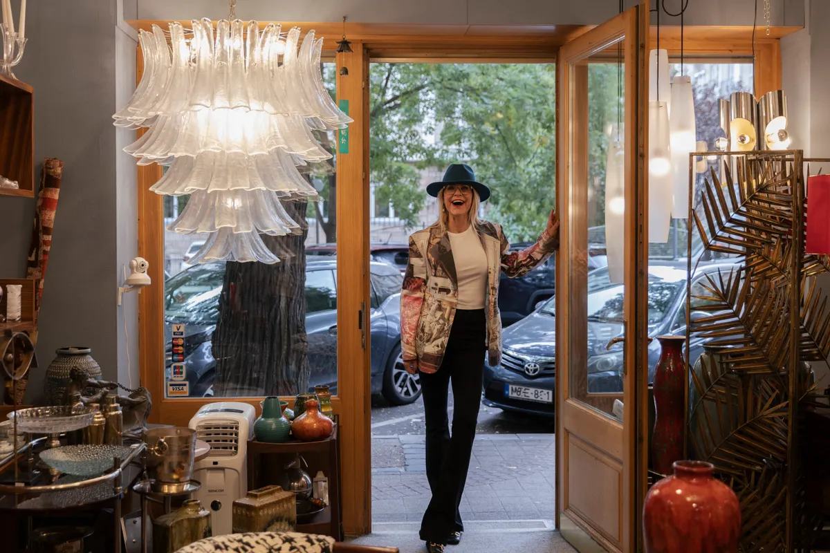 Biczi Orsolya, magyar boltkóros vásárlás közben.