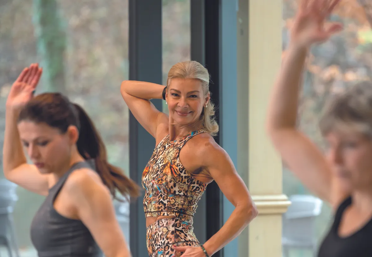 Barta Sylvia 15 éve edzősködik több ezer ember átmozgatott. Jó kis csoportja van együtt ünnepelnek szülinapokat is BORS