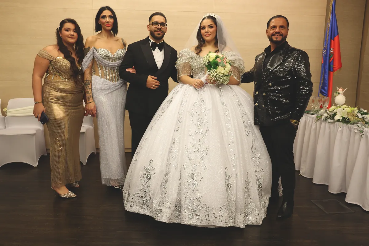 Emilio felesége csillogó ruhában mutatta meg csodás alakját a lánya esküvőjén.