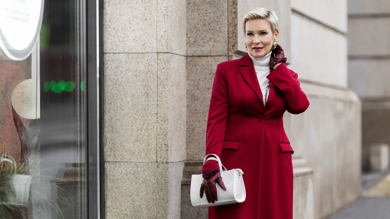 Középkorú divatos nő vörsös télikabátot visel