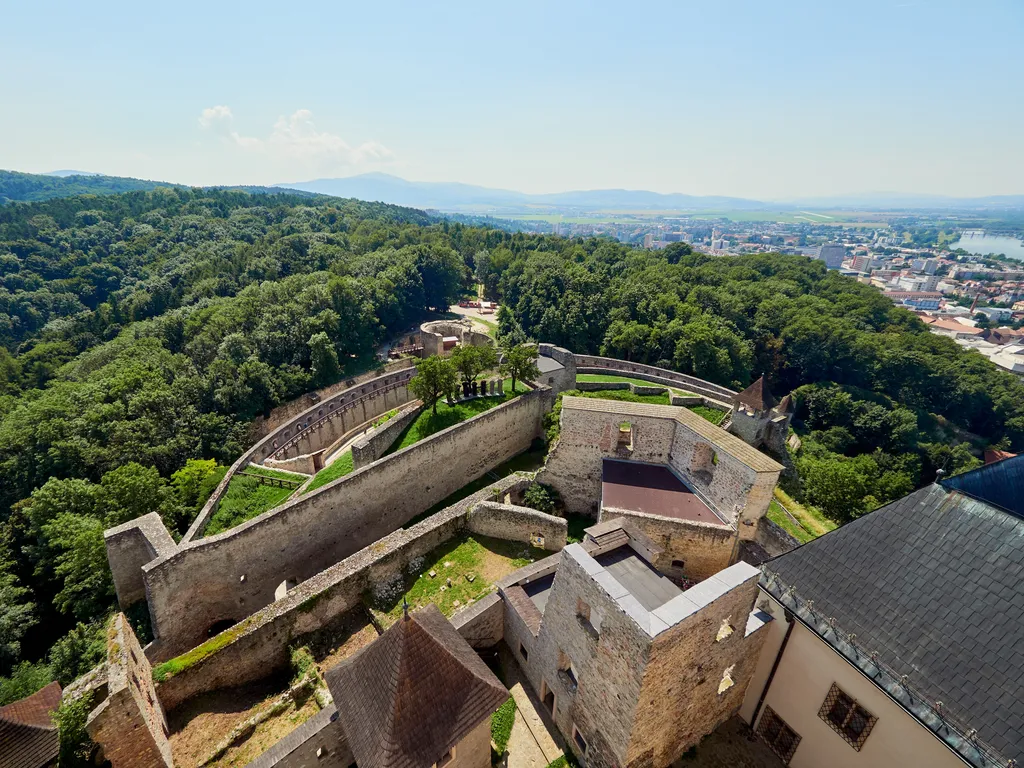 A trencséni várból - amely Szlovákia harmadik legnagyobb vára - lenyűgöző kilátás nyílik a Vág völgyére.