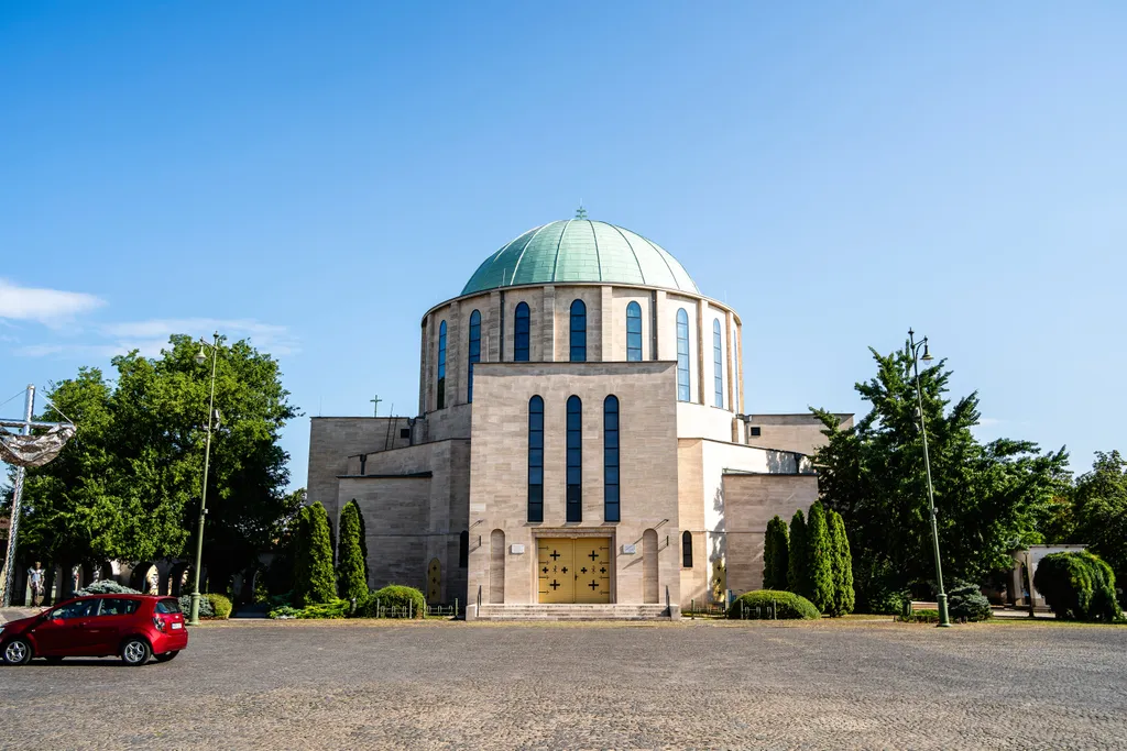 AZ 1926-ban épült Fogadalmi templom alapkövét Zichy Gyula kalocsai érsek helyezte el, a mohácsi csata 400. évfordulójának emlékére.