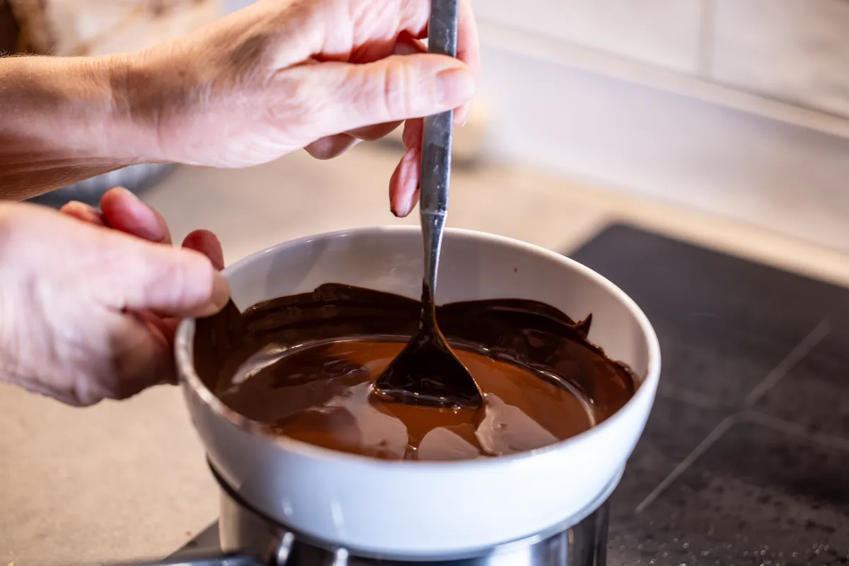 Csokoládé felolvasztása vízgőz fölött olajjal