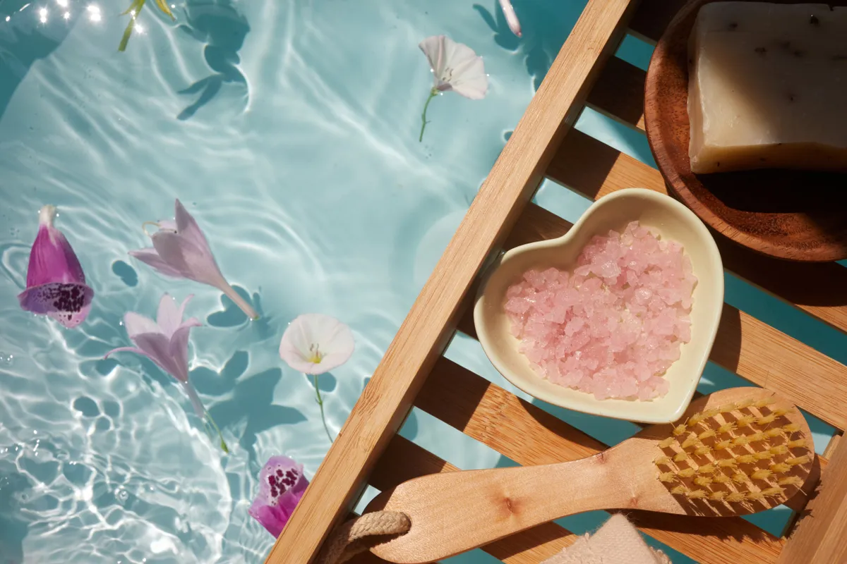 Egy forró fürdő virágokkal ami átok ellen is hasznos