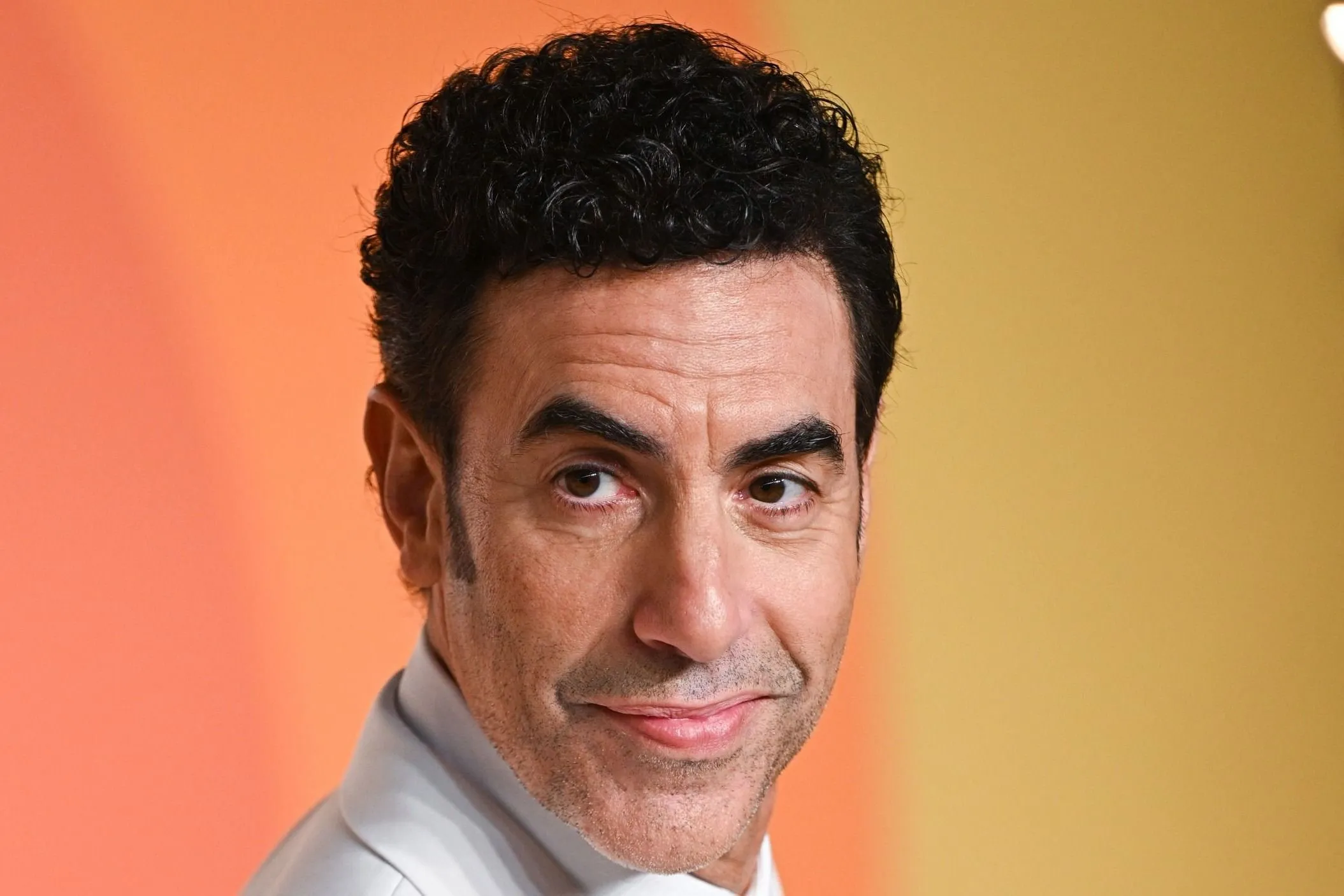 Ezzel a fiatal nővel vigasztalódik Sacha Baron Cohen