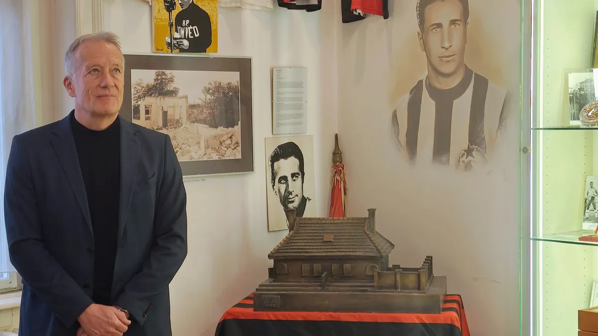 Bozsik Péter mellett a rég lerombolt kispesti "városi ház" mása, amelyben édesapja, Bozsik József és Puskás Ferenc is felnőtt a Kispest-stadion tőszomszédságában