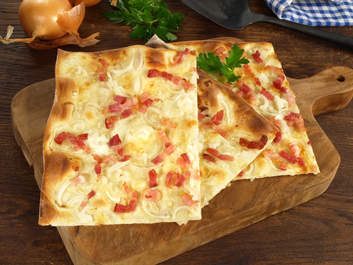 Diétás kenyérlángos, másnéven langalló fatálcán.