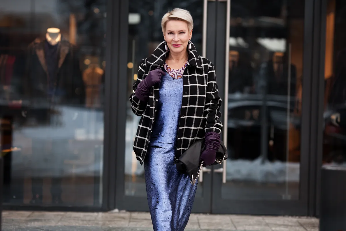 Kiegészítők 50 felett: egy csinos középkorú nő ékszereket visel. 