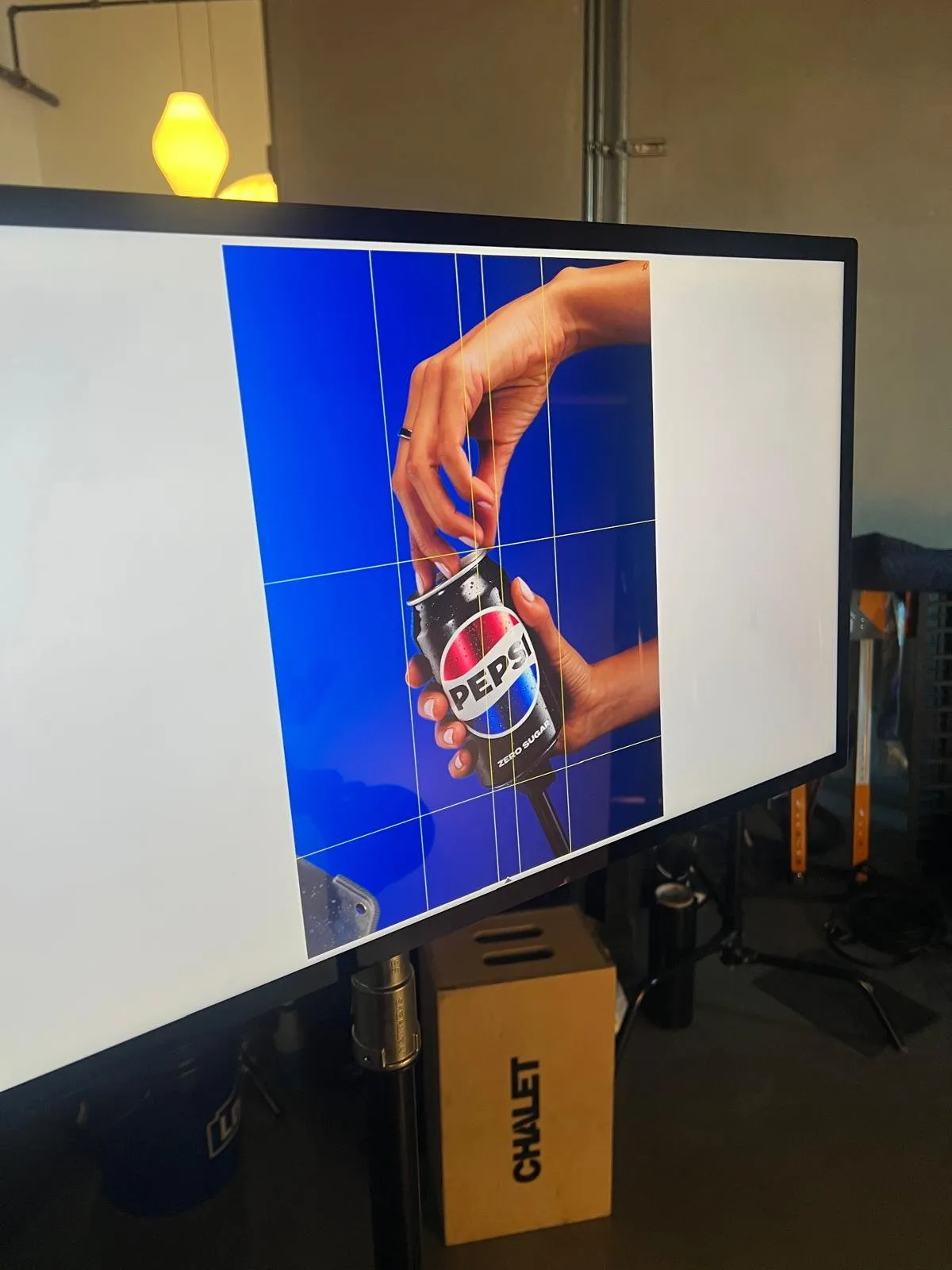 Vagyonokat keres kézmodellként Avisha Tewani