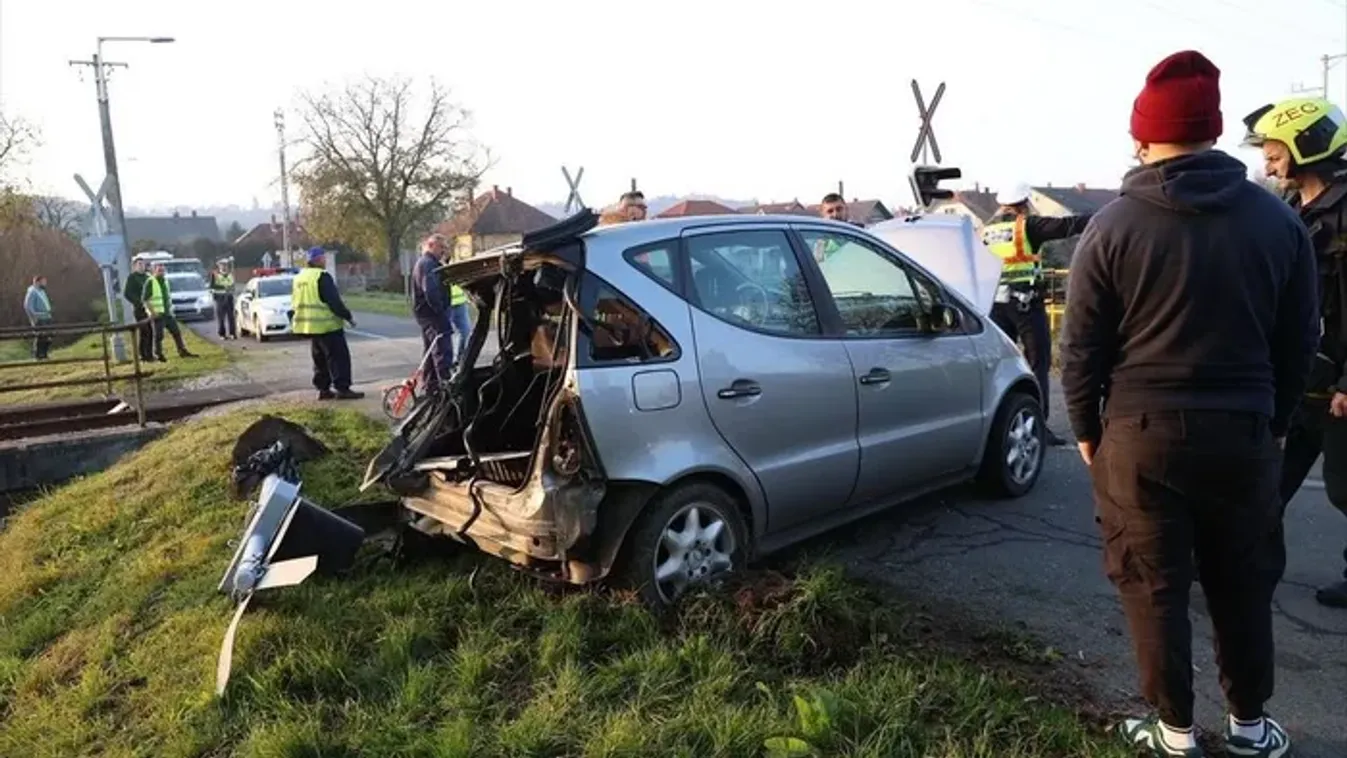 Megrázó fotók a helyszínről: vonattal ütközött egy autó Zalaegerszegen