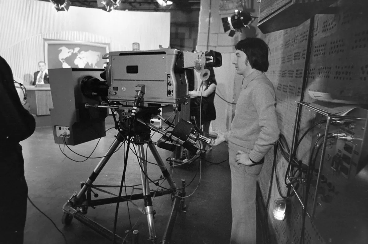 MTV III stúdiója a TV Híradó élő adásának helyszíne vajon a kvízben felismernéd melyik bemondó ül az asztal mögött