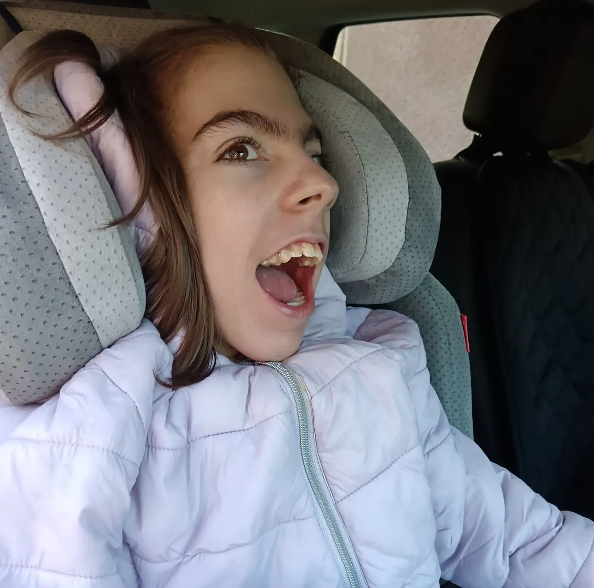 Milinki Bettina egy 15 éves halmozottan sérült kislány, aki 26. hétre született, majd születése után agyhártyagyulladást kapott.