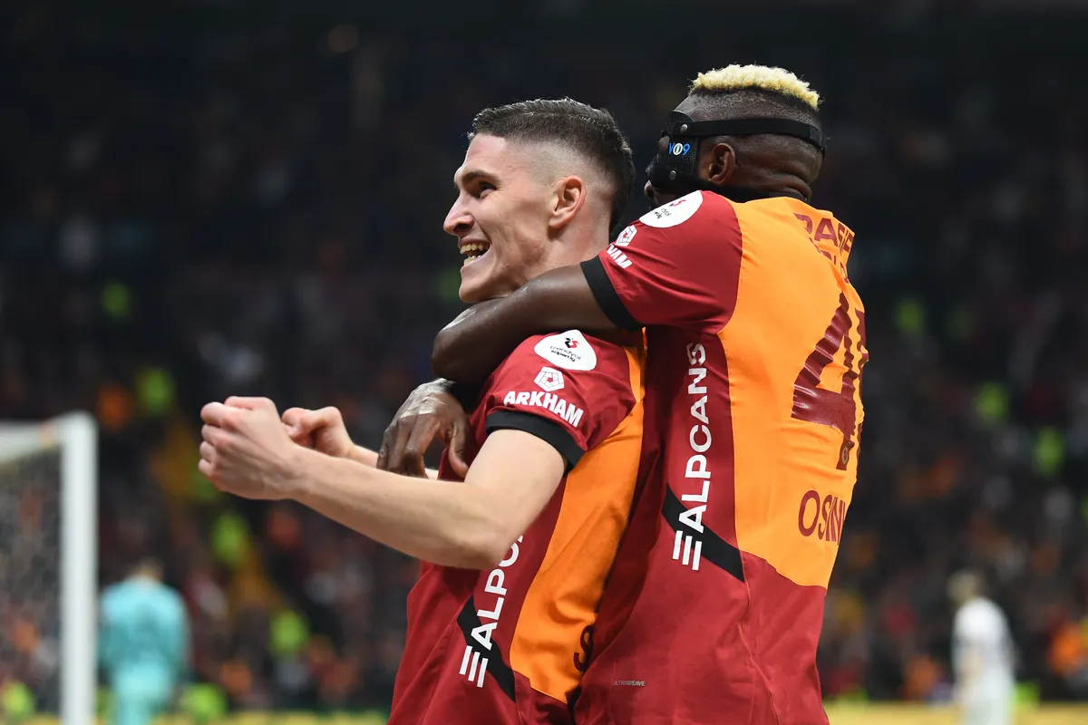 Sallai Roland (balra) a legendás edző szerint még Osimhennél is jobban hiányozhat a fontos meccsek előtt álló Galatasaraynak