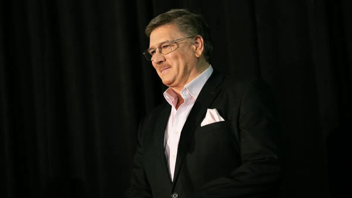 "Bébit senki sem ültetheti a sarokba" – 61 éves lett Kautzky Armand, aki elől Friderikusz Sándor majdnem lenyúlta James Bond szerepét