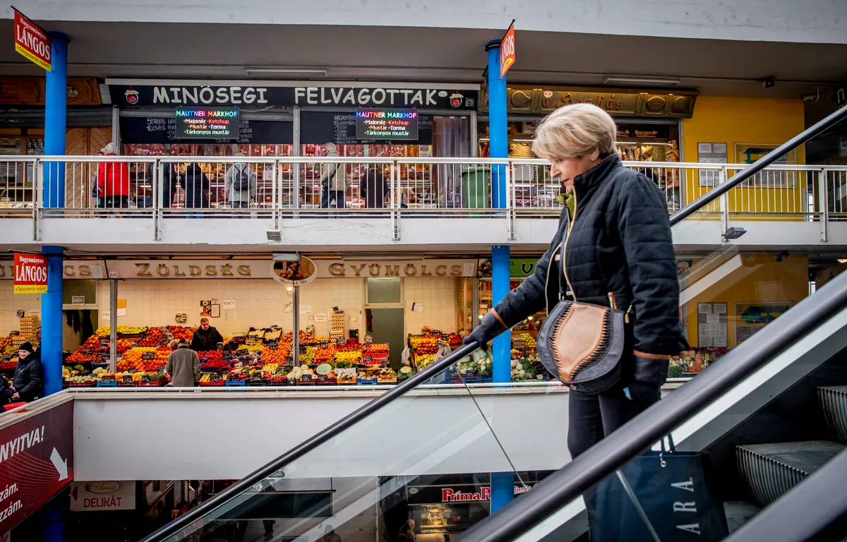 A fővárosi vásárcsarnokok egyike a Fény utcai piac, amely akadálymentesített kialakításával az újszerű piacok közé tartozik. 