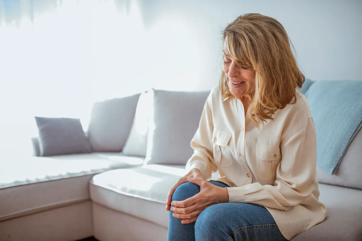 Térdfájdalommal küzdő idős nő