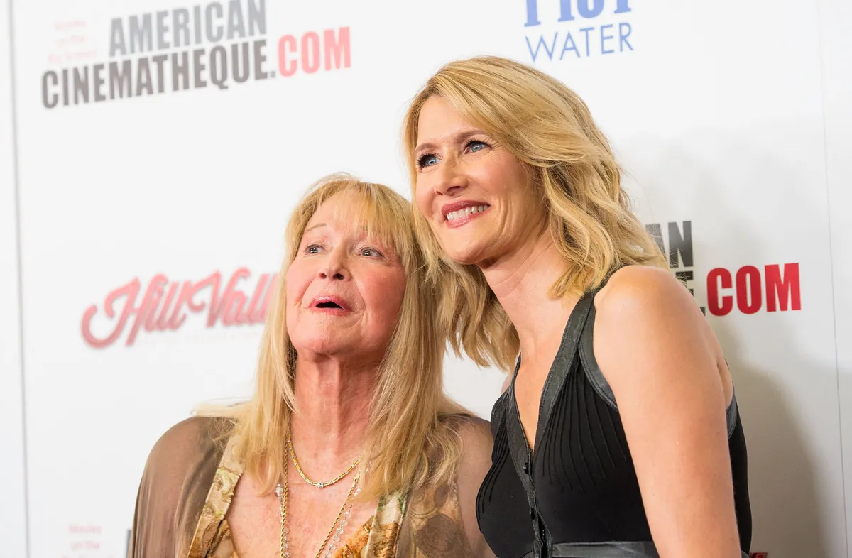 Diane Ladd lánya, Laura Dern mellett egy 2015-ös díjátadón