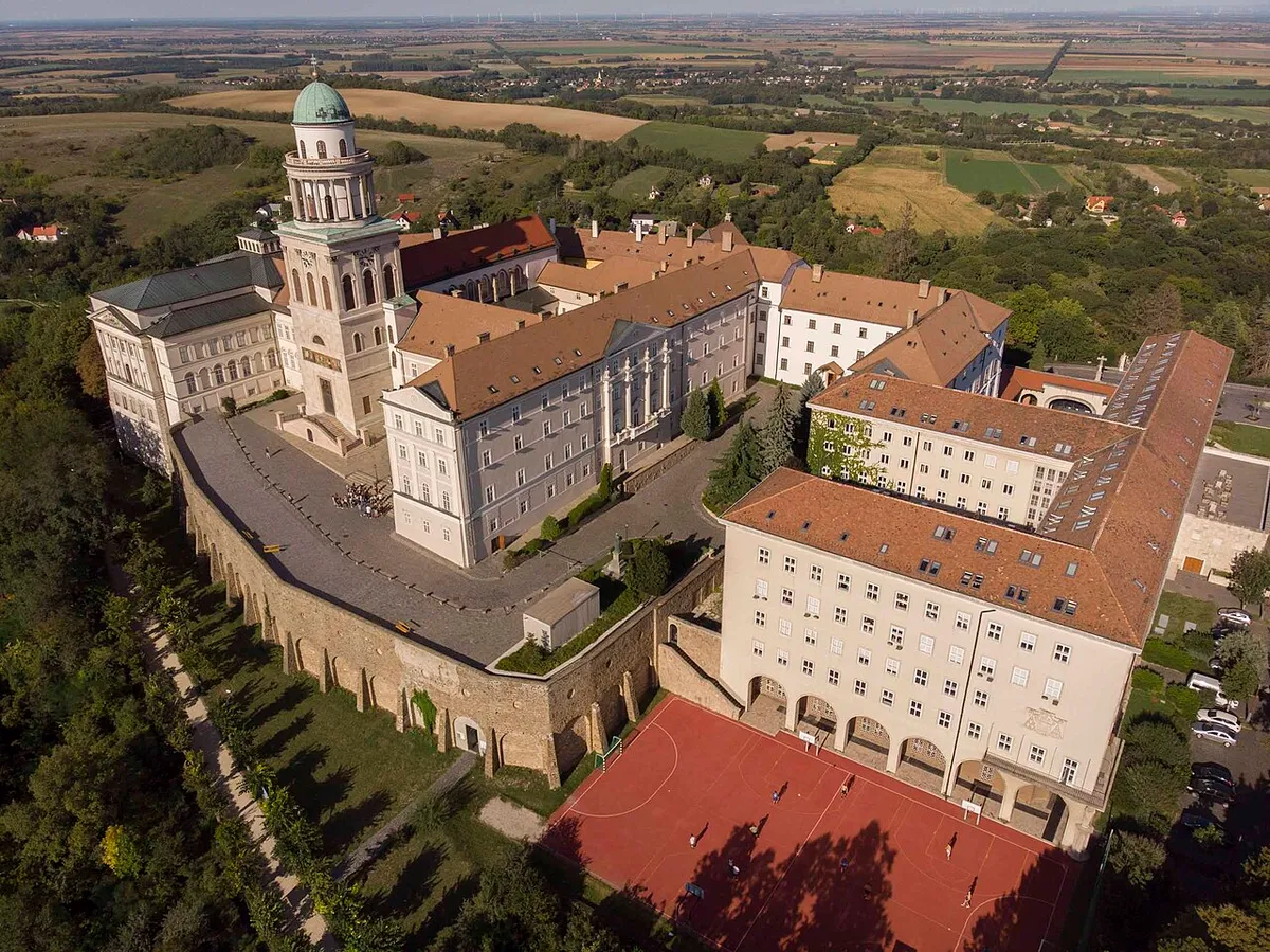 A pannonhalmi főapátság az UNESCO Világörökségi Egyezmény védelme alá tartozik