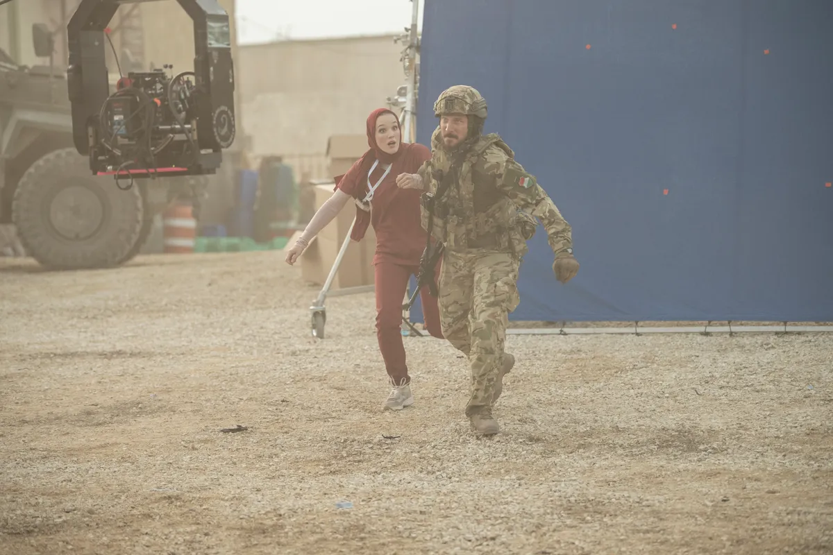 Mészáros Blanka és Jászberényi Gábor a Sárkányok Kabul felett című magyar film forgatásán.