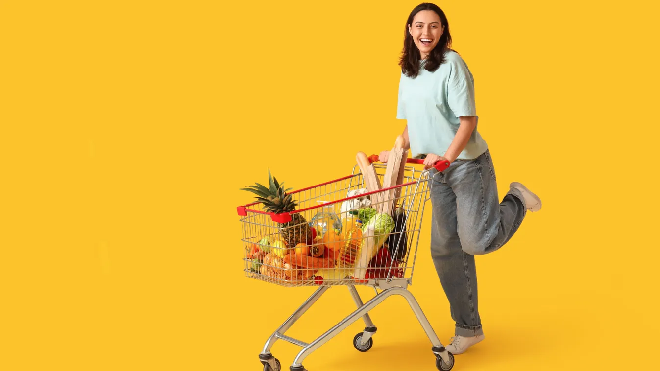 Fogyókúrás diéta étrendjének főbb elemei egy nő bevásárlókocsijában