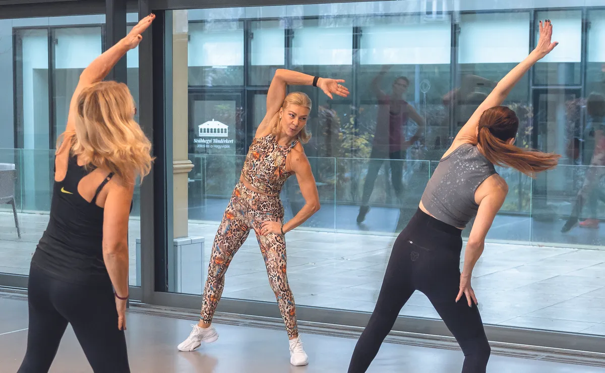 Barta Sylvia 15 éve edzősködik több ezer ember átmozgatott. Jó kis csoportja van együtt ünnepelnek szülinapokat is BORS