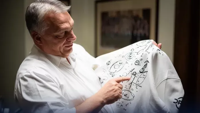 Orbán Viktor bemutatta pulóverét -  Videó