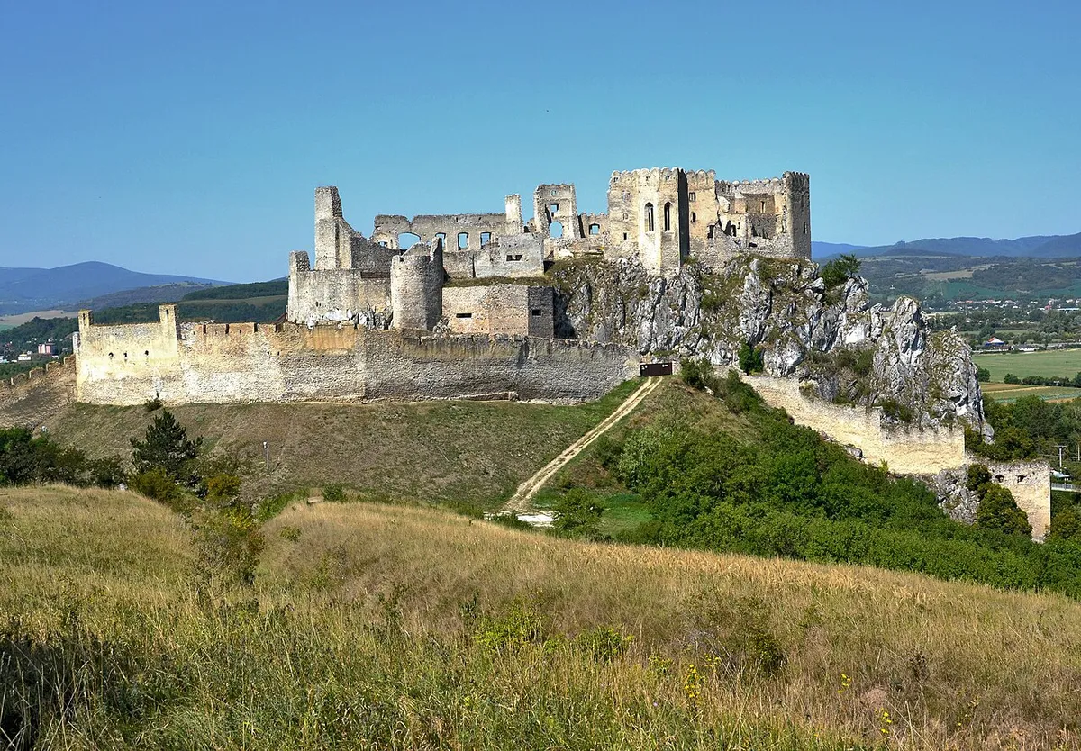 A romos Beckó vára egy 60 méter magas sziklameredélyen magasodik az aprócska Beckó falu felett.
