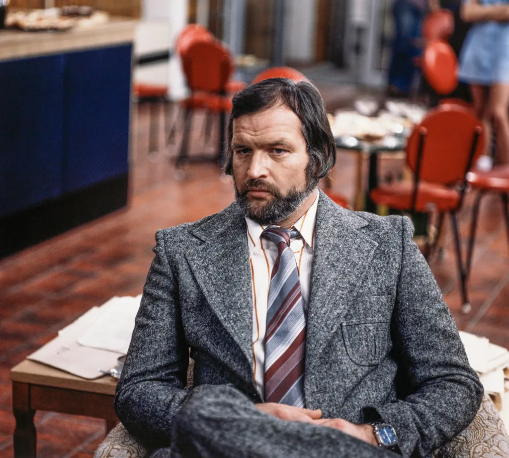 Magyarország, 1979. 
Bujtor István Mustos szerepében A fürdőigazgató című tv-film forgatásán. A felvétel készítésének pontos dátuma és helyszíne ismeretlen.
MTVA/Gyűjtemény: Inkey Alice
